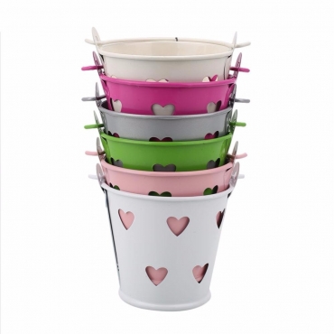 Pot - seau avec des coeurs pour plante - 3 Pot - seau avec des coeurs pour plante - 3