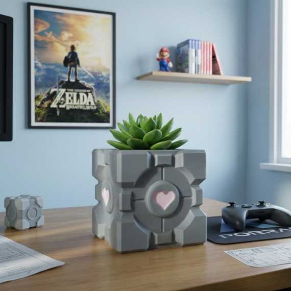 Plant Pot Companion Cube sur cache-pot.fr